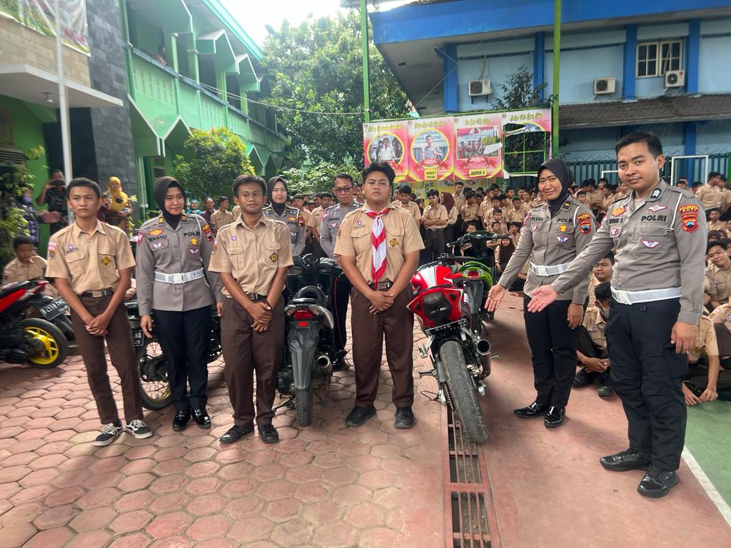 Peduli Keselamatan Berlalu Lintas, Satlantas Polresta Pati Gencarkan Sosialisasi dan Pembinaan di SMP 8 Pati