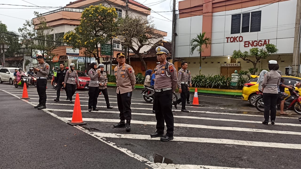 Berkah Ramadhan, Satlantas Polresta Pati Berbagi Takjil ke Penguna Jalan