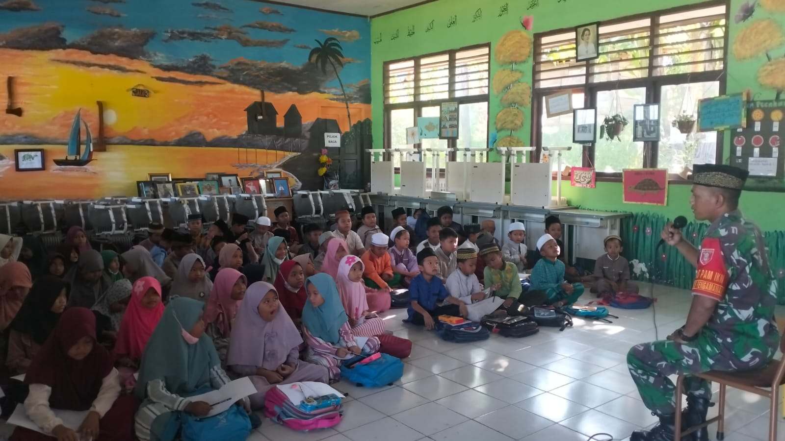 Babinsa Argomulyo Serda Efendi Isi Bulan Suci Ramadhan Dengan Wasbang Kepada Siswa SDN 018 Sepaku