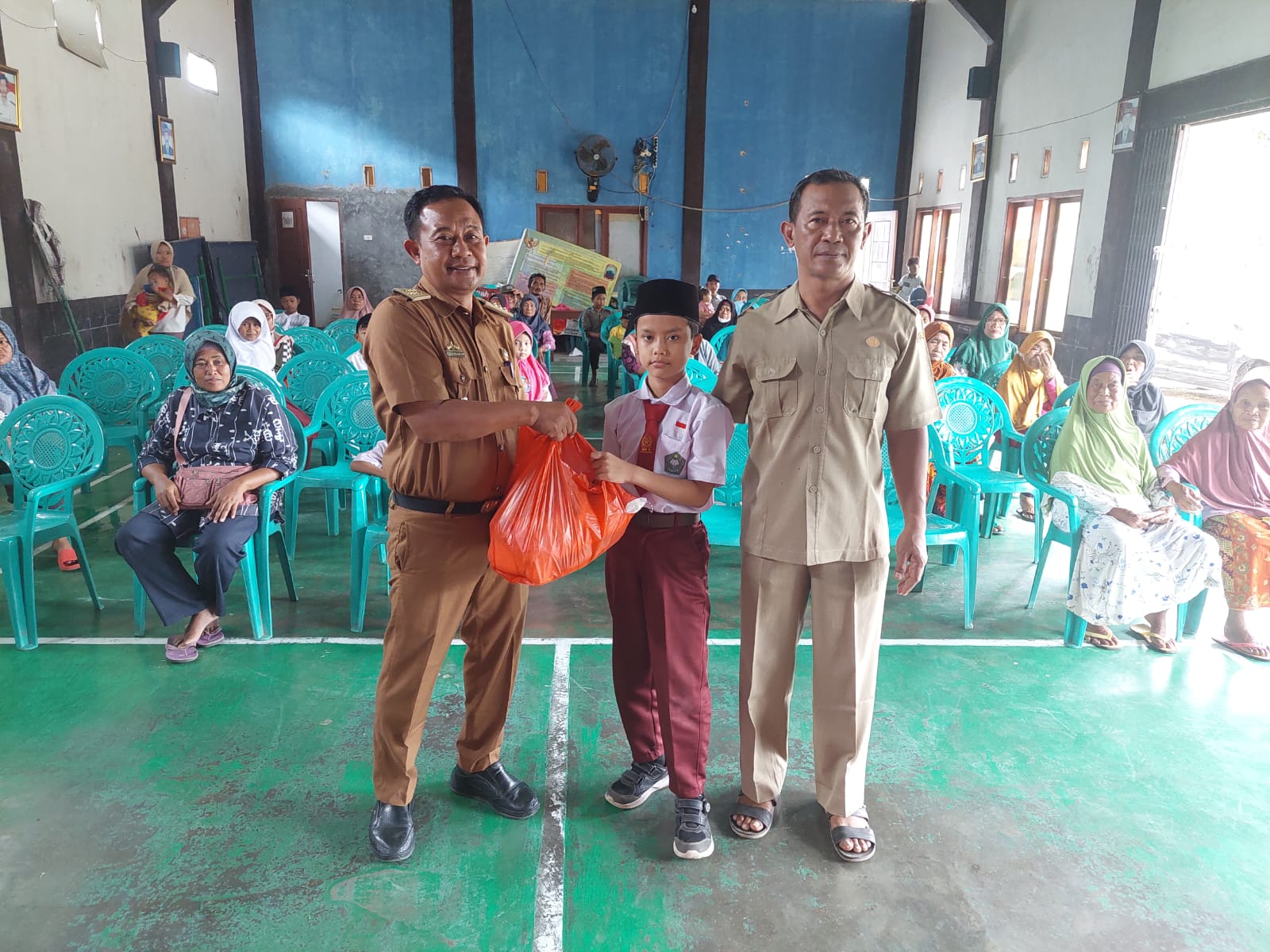 Camat Candipuro Bersama Kades Sidoasri Salurkan Puluhan Paket Sembako