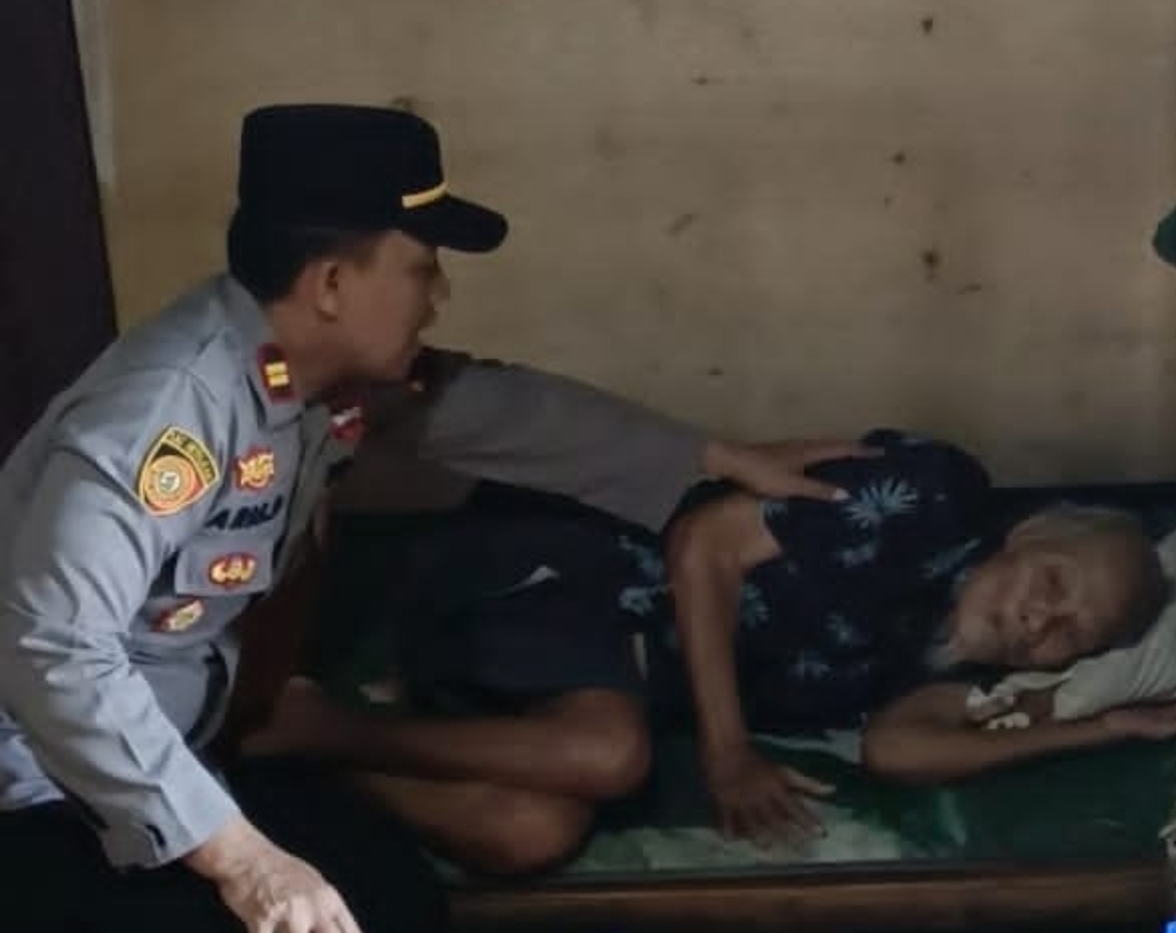 Bulan Ramdhan, Kapolsek Tayu Bagikan Paket Sembako ke 50 Masyarakat Kurang Mampu