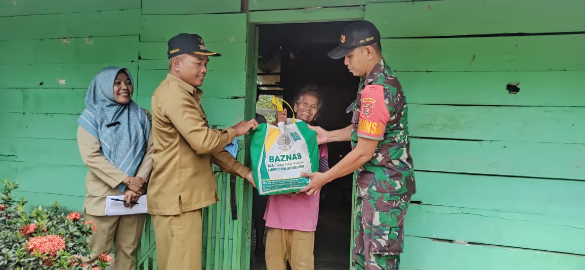 Babinsa Wonosari Bantu Badan Amil Zakat Nasional (BAZNAS) Kabupaten Penajam Paser Utara Salurkan Bantuan