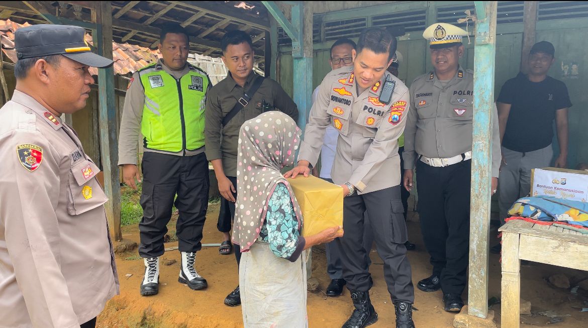 Kakek Viral di Medsos, Kapolres Sampang Turun Bagikan Paket Sembako