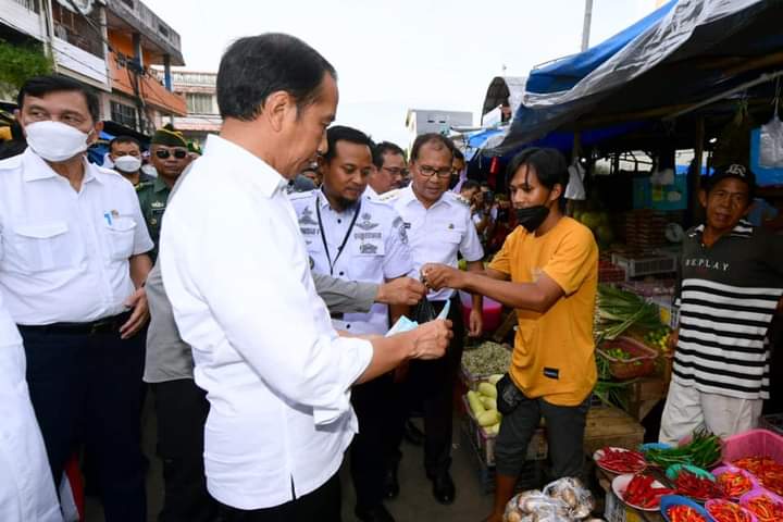 Ngabuburit !!! Para Pedagang dan Masyarakat Cerita ke Jokowi