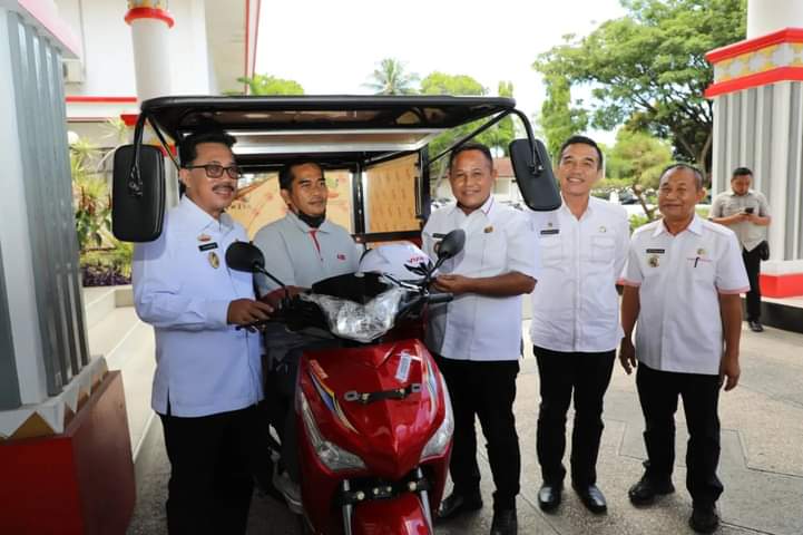 Bupati, Nanang Ermanto Serahkan Kendaraan Roda Tiga Untuk Penyandang Disabilitas