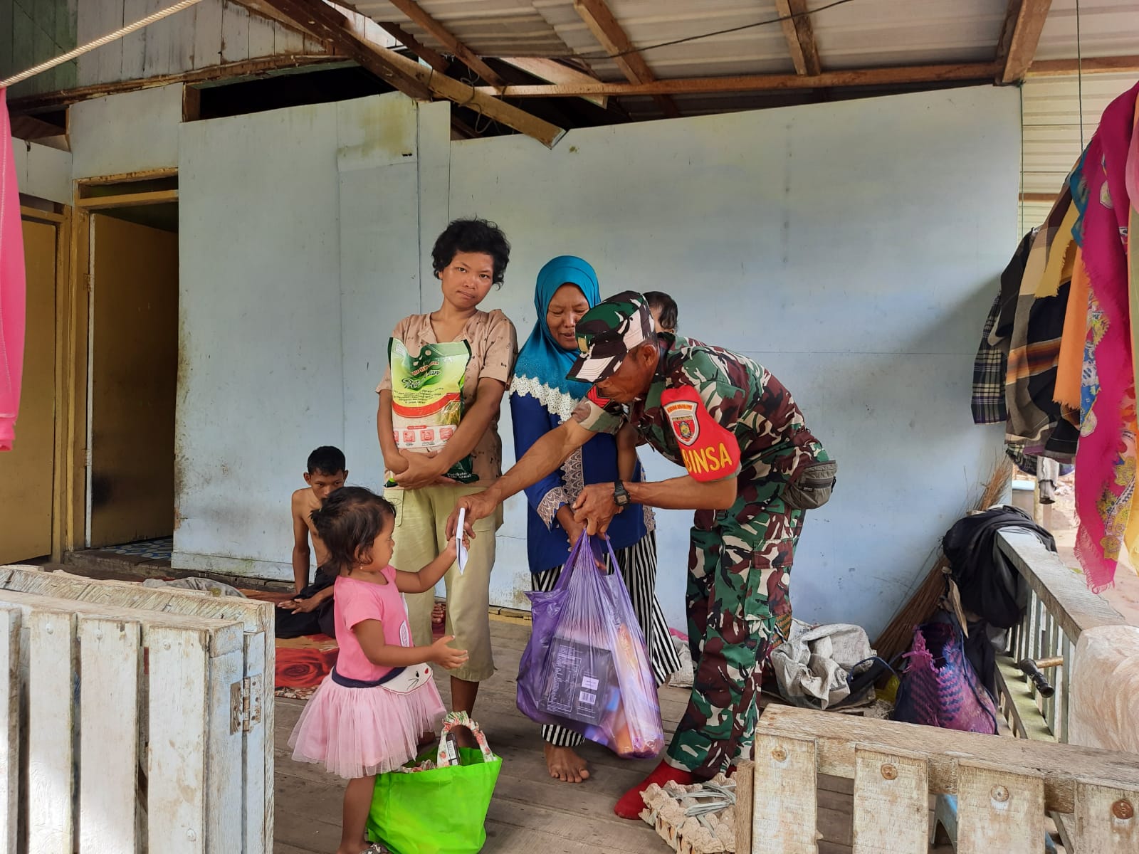 Peduli Kesusahan Warganya, Babinsa Kelurahan Petung Kopka Gampang Berikan Bantuan Sembako