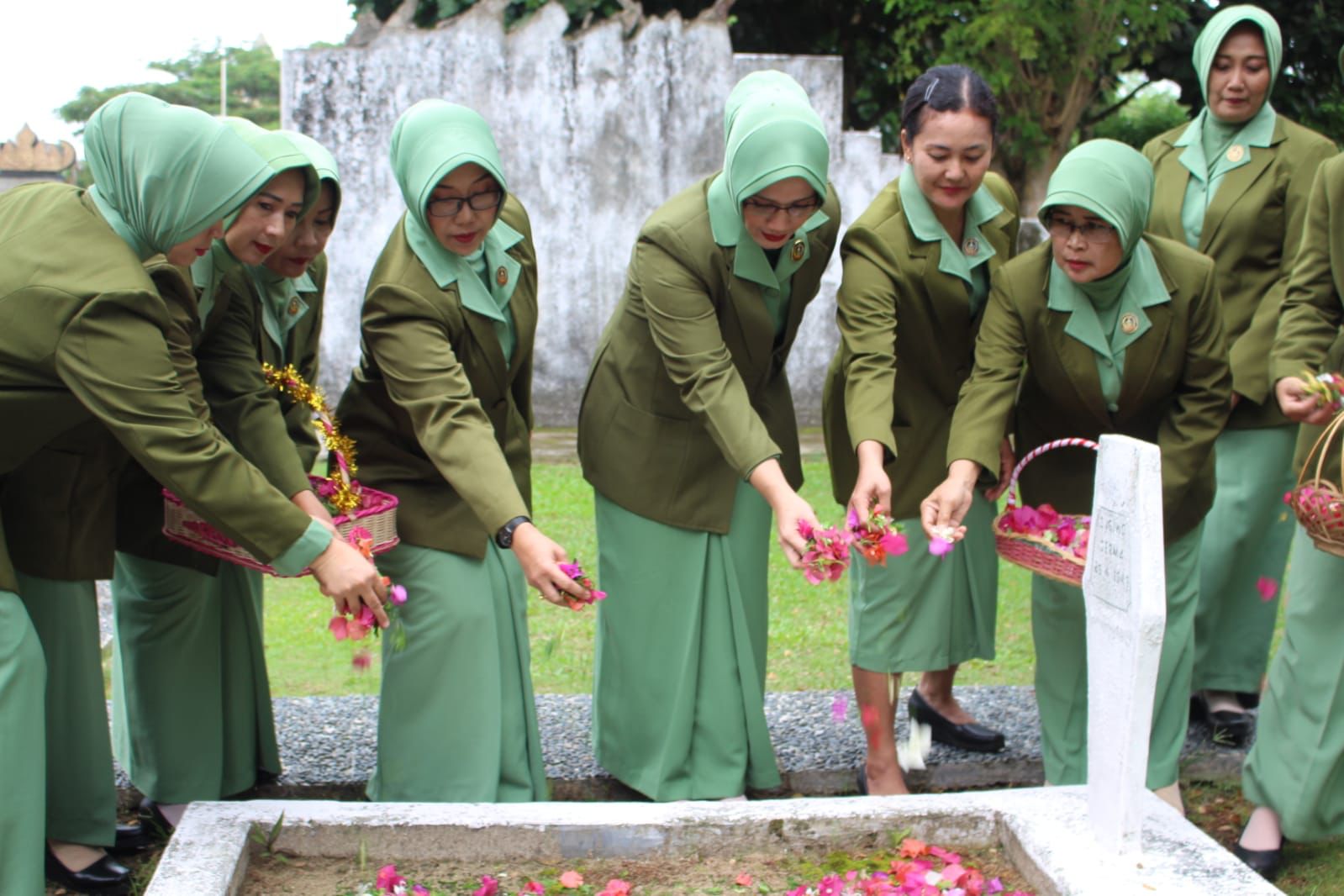 HUT PERSIT KCK KE-77 TAHUN 2023, PERSIT KODIM 0421/LAMSEL LAKSANAKAN ZIARAH KE TMP KUSUMA BANGSA