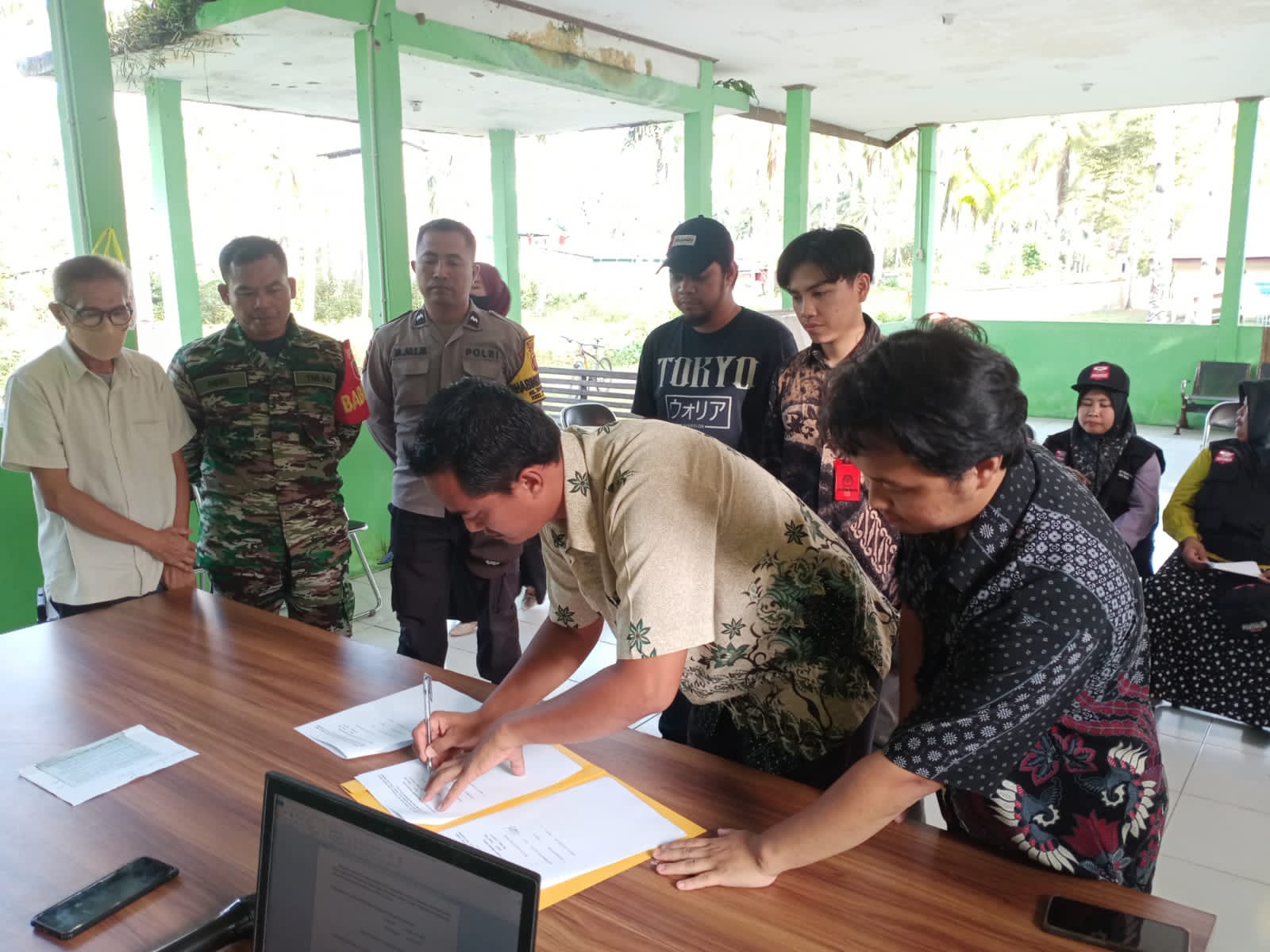Jelang Pemilu,Sertu Heri Hadiri Rapat Pleno Terbuka Rekapitulasi Daftar Pemilih Hasil Pemutakhiran (DPHP) Tingkat Kelurahan