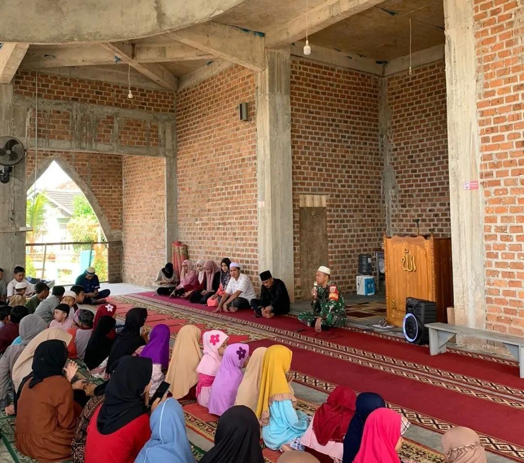 Babinsa Koramil 06/ Natar-21, Berikan Arahan Kebangsaan Kepada Peserta Pesantren Kilat Di Desa Binaan