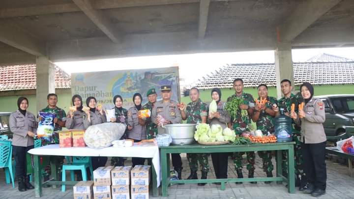 Dapur Ramadhan, TNI – Polri Bagikan Makanan ke Warga