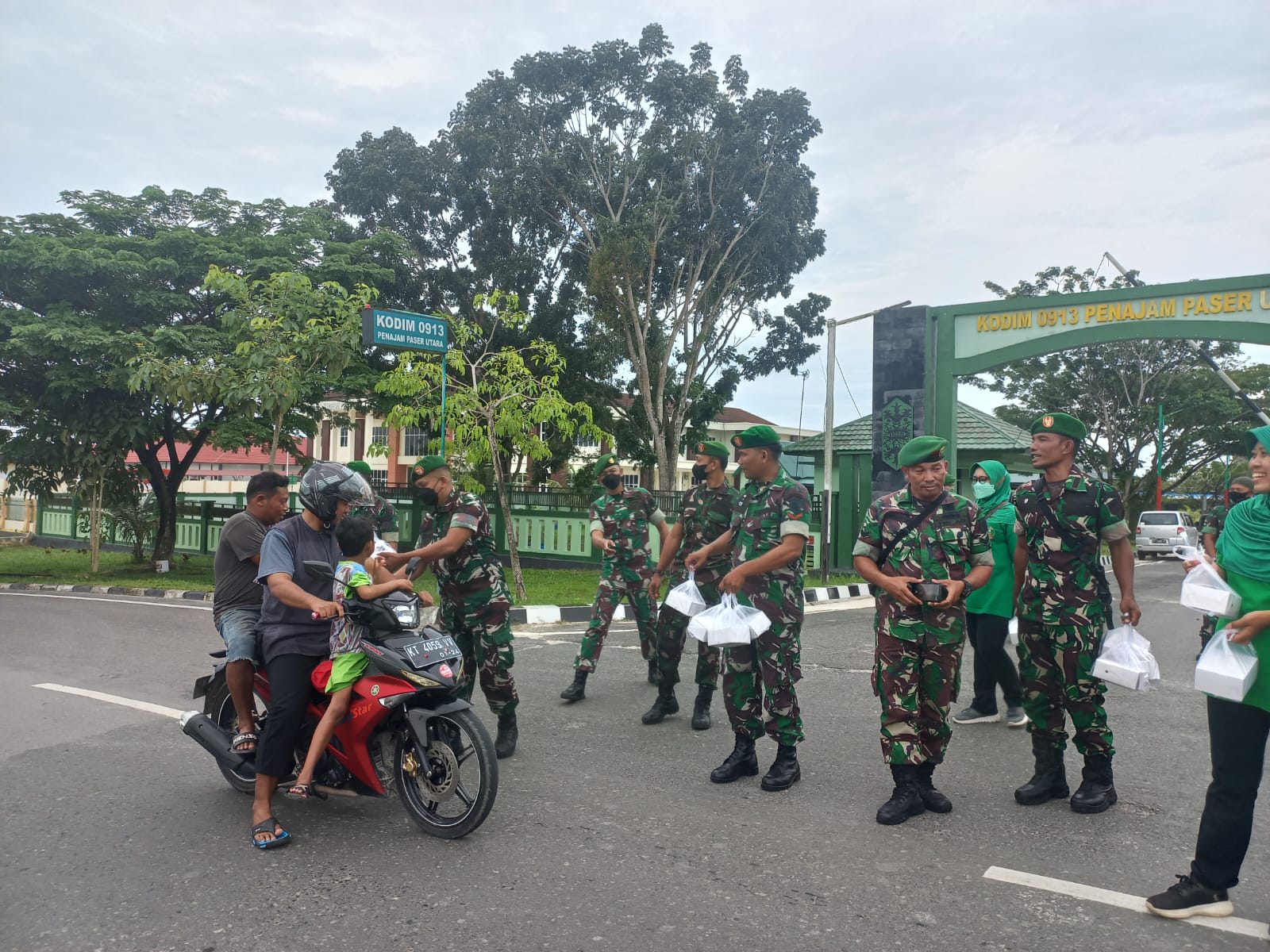 Jelang Buka Puasa, Kodim  Penajam Paser Utara Bagikan Takjil Gratis Ke Pengguna Jalan Depan Makodim