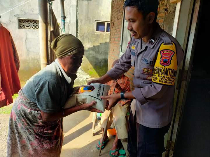 Masyarakat Terima Bansos dari Bhabinkamtibmas