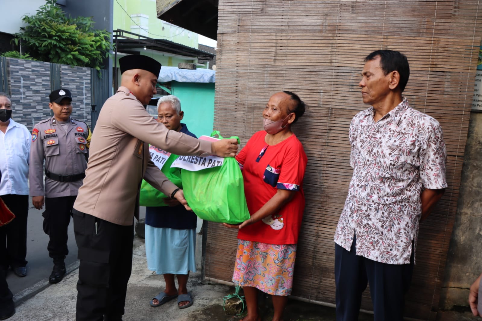 Menebar Kebaikan Terhadap Sesama, Kapolresta Pati Bagikan Paket Sembako