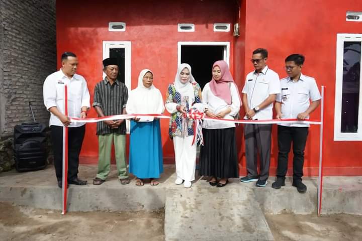 Jelang Hari Raya Idul Fitri Ketau TP-PKK Lamsel Bunda Win Resmikan Pembangunan Rumah Layak Huni