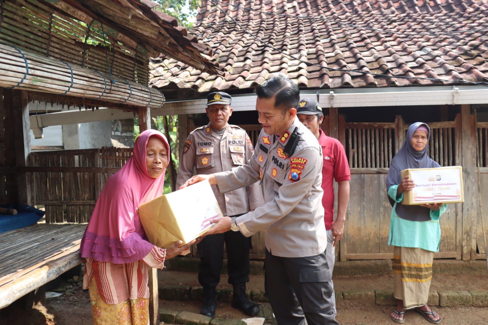 AKBP Siswantoro : Rumah – Rumah Warga Kurang Mampu Terima Paket Sembako