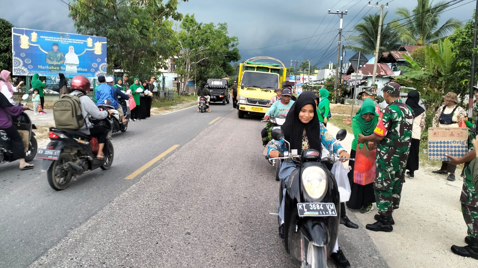 Jelang Buka Puasa 250 Kotak Ludes, Koramil Babulu Bagikan Takjil Gratis Ke Pengguna Jalan