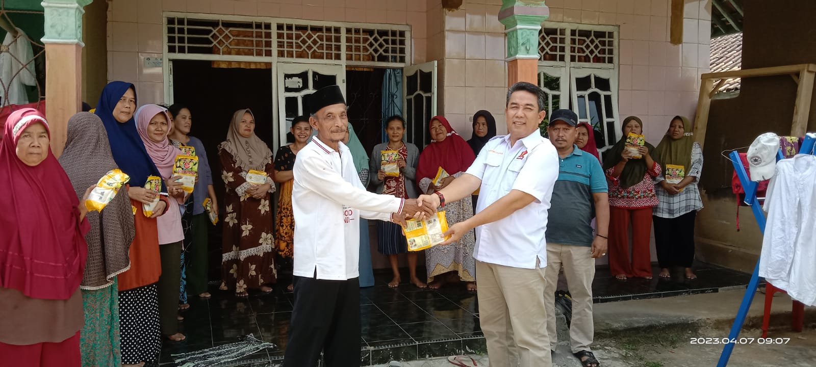 Anggota DPRD Lamsel Partai Gerindra Malik Ibrahim Berbagi di Jum,at Berkah