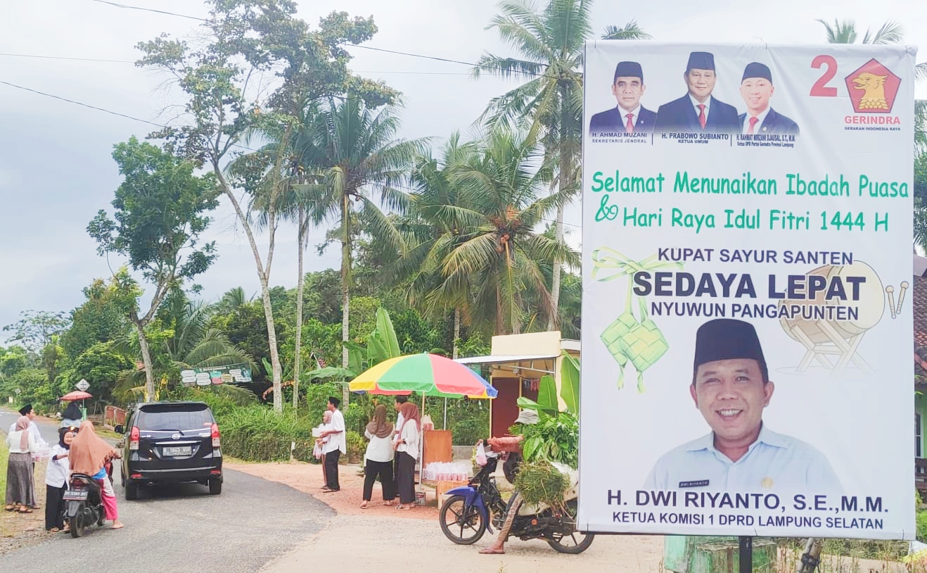 Kader Partai Gerindra Dwi Riyanto Bersama Tim Milenial Bagikan Bagi-bagi Takjil