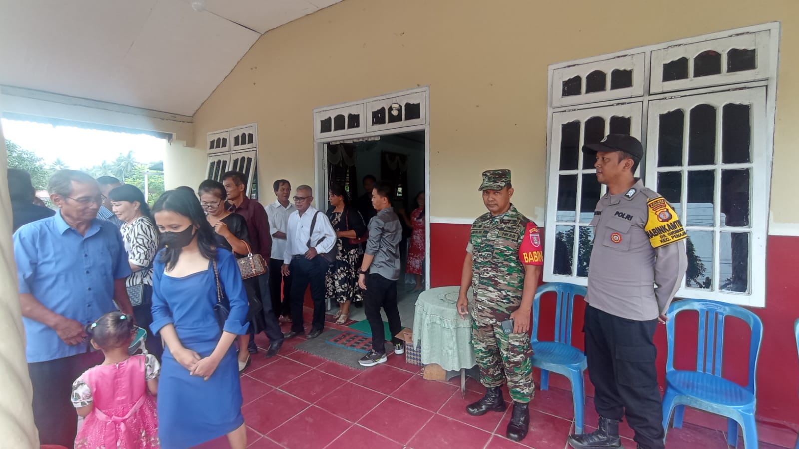 Babinsa Desa Girimukti Bersama Bhabinkamtibmas Amankan Perayaan Hari Raya Paskah di Gereja Pantekosta Indonesia, ( GPDI )