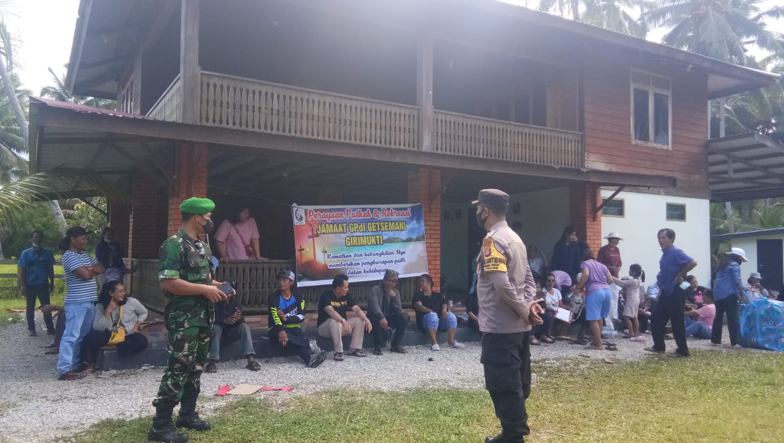 Babinsa  Bersama Bhabinkamtibmas Tanjung Tengah Amankan Jalannya Perayaan Paskah