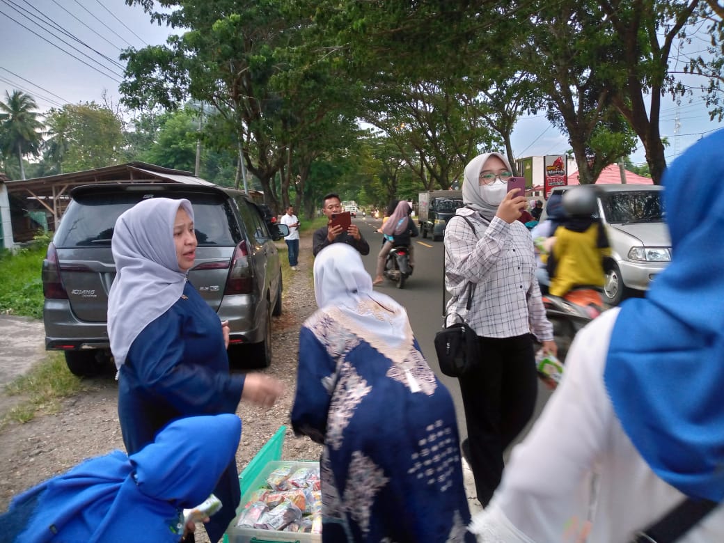 Ramadhan Penuh Berkah, DPD PAN Lamsel Bagi Bagi Takjil
