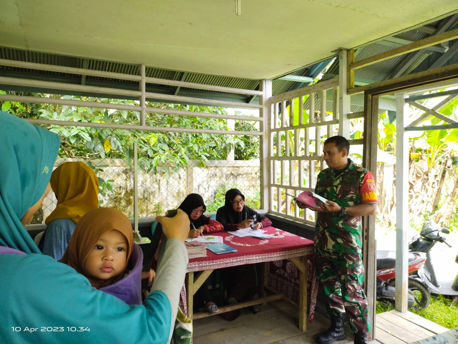 Babinsa Sungai Parit Pantau  Pelayanan kesehatan di Wilayah Binaanya