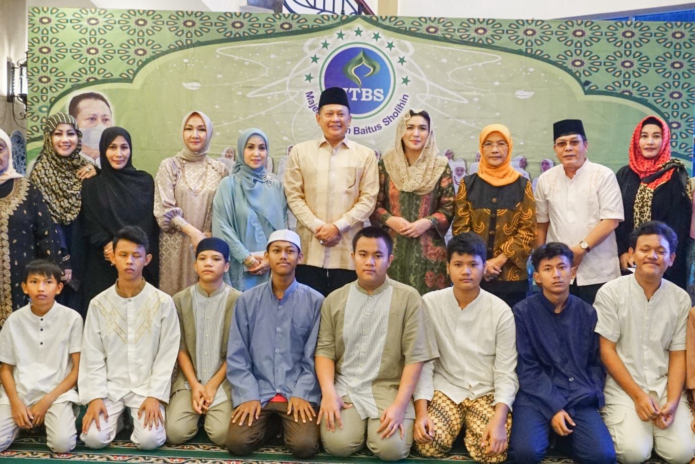 Ketua MPR RI Berikan Santunan Anak Yatim