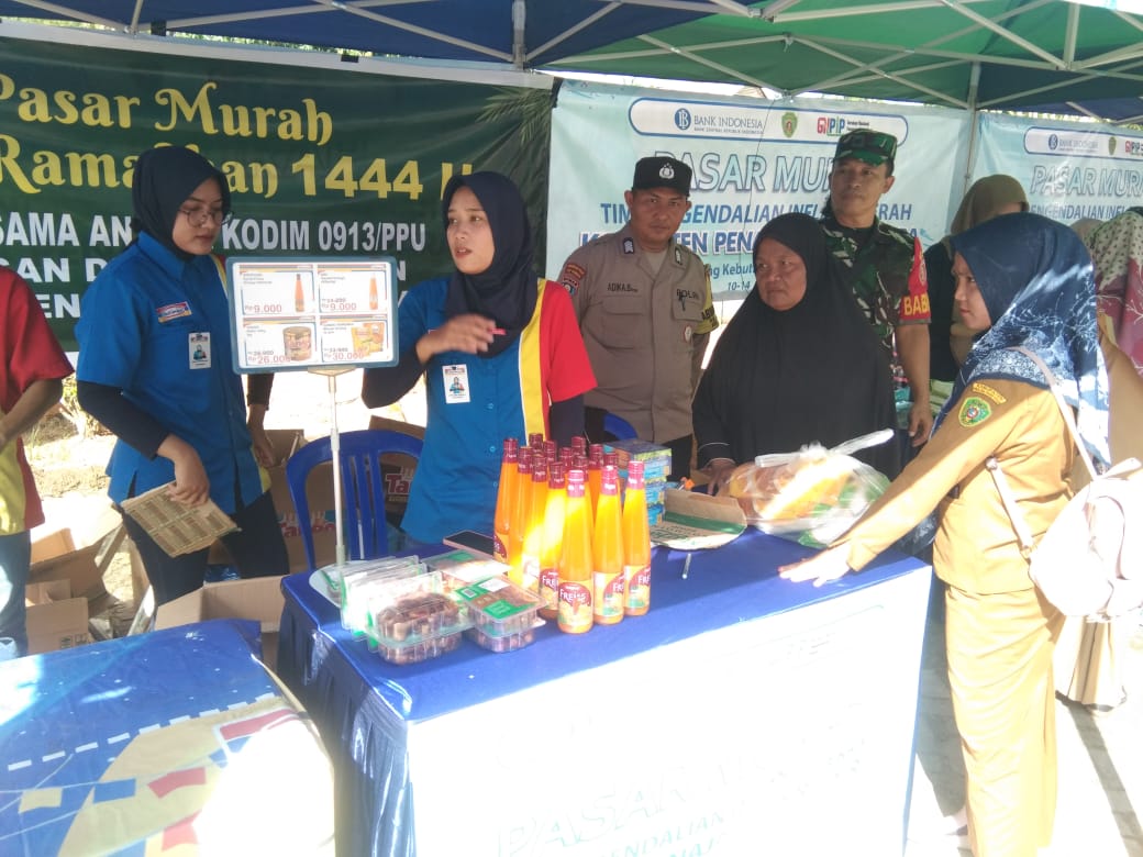 Babinsa Koramil  Penajam Dampingi Operasi Pasar Murah Bulan Ramadhan