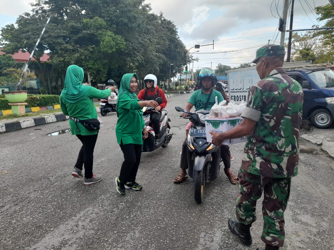 Berkah Ramadhan, Giliran Koramil Penajam Bagikan Takjil Gratis Kepada Warga Yang Melitas