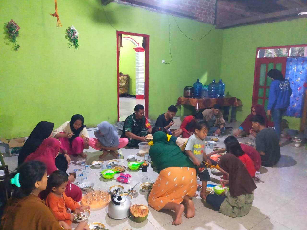 Wujud Kedekatan Dengan Warga Binaan Babinsa Tanjung Tengah Saat Buka Puasa Bersama