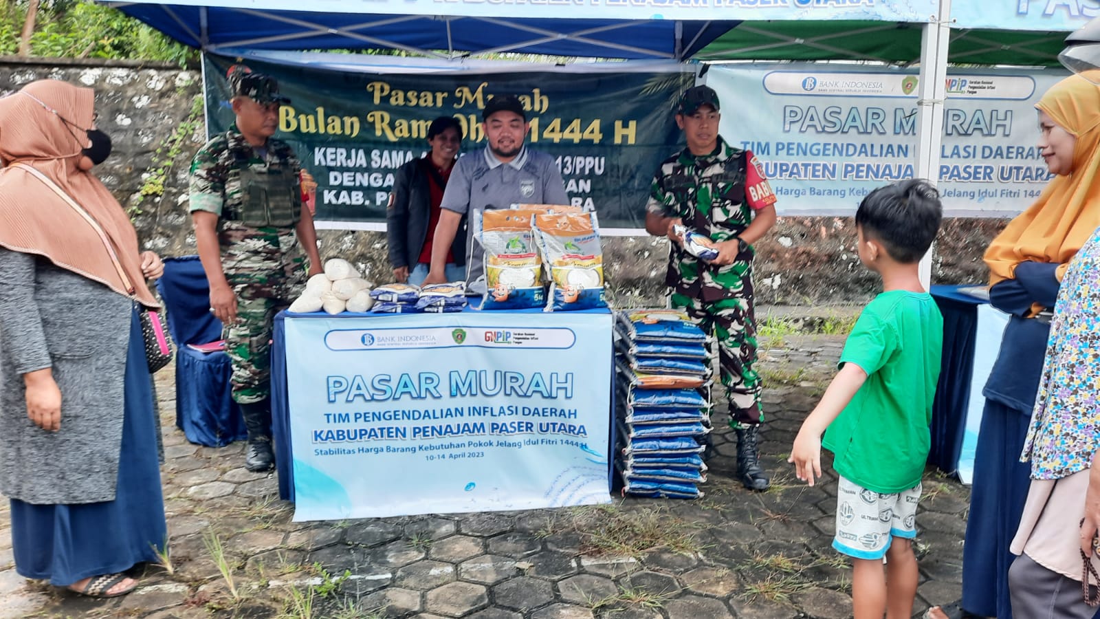 Jelang Idhul Fitri, Babinsa Sepaku Dampingi Operasi Pasar Murah