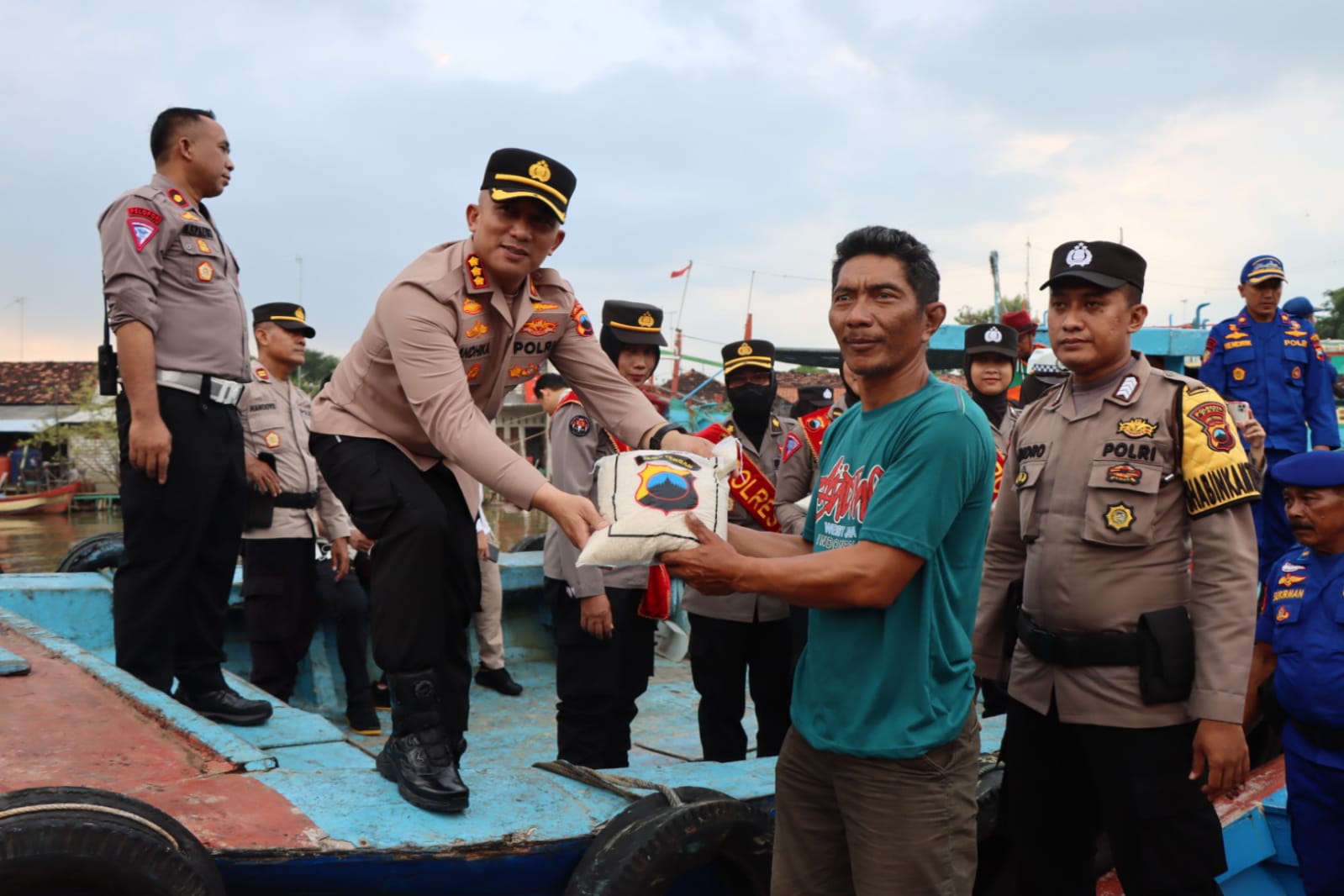 Kapolresta Pati : Kaum Dhuafa dan Para Nelayan Terima Paket Sembako