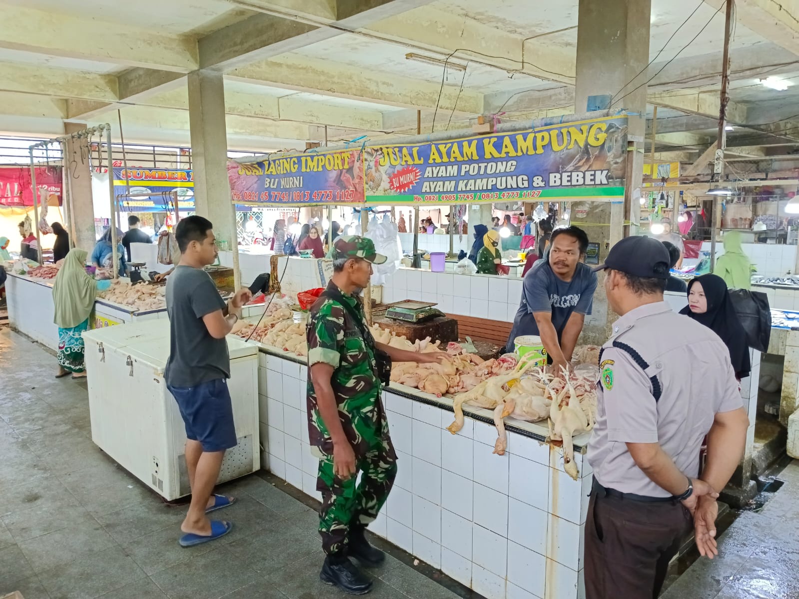 Jelang Hari Raya Idhul Fitri, Babinsa Penajam Cek Harga Sembako di Pasar Induk Nenang