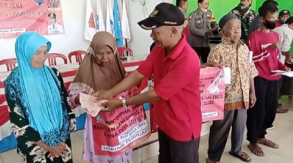 PEMDES SINAR REJEKI BAGIKAN GAJI APARATUR DESA DAN BLT DD TAHUN 2023