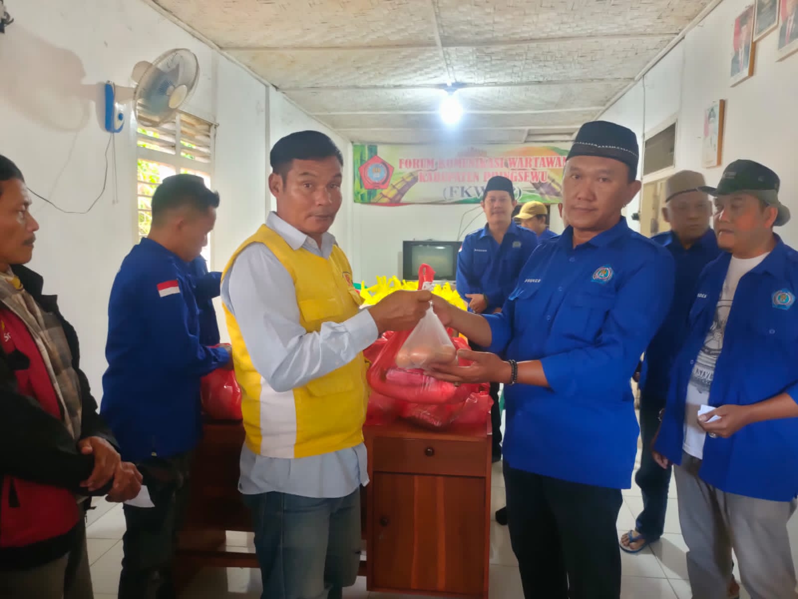 FKWKP Bagikan Baksos Bersama Tukang Becak Dan Tukang Ojek 