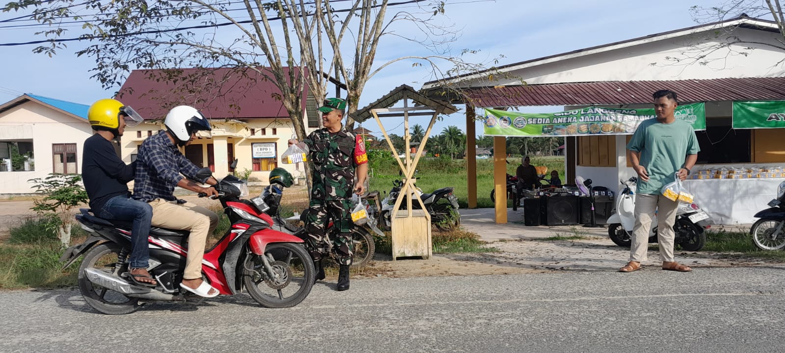Berkah Ramadhan, Babinsa Sidorejo dan Bhabinkamtibmas Serta Pemuda Desa Sidorejo Bagikan Takjil Gratis Kepada Masyarakat