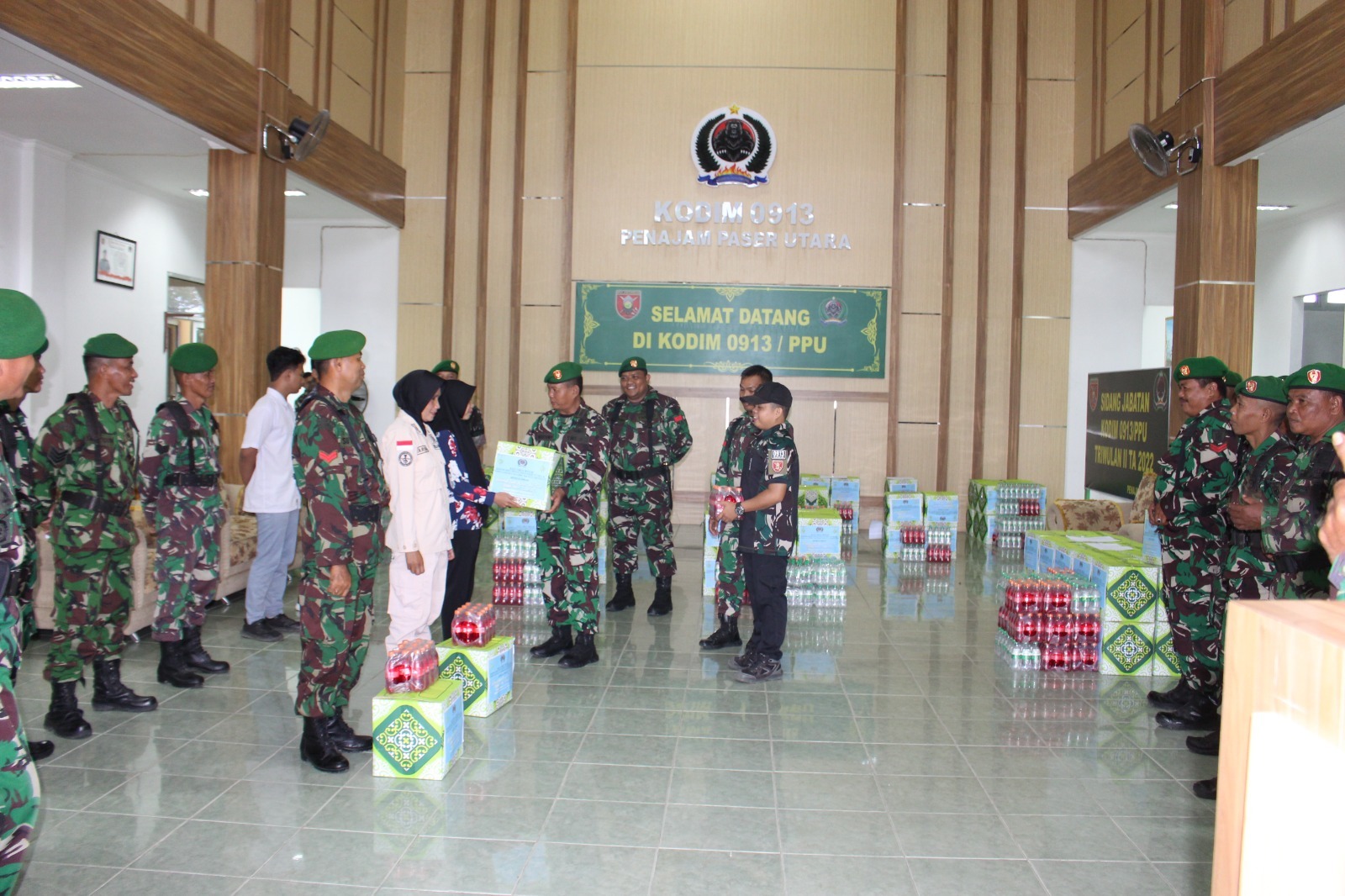Jelang Lebaran Dandim 0913/PPU Bagikan Bingkisan kepada Prajurit,  PNS dan Honorer