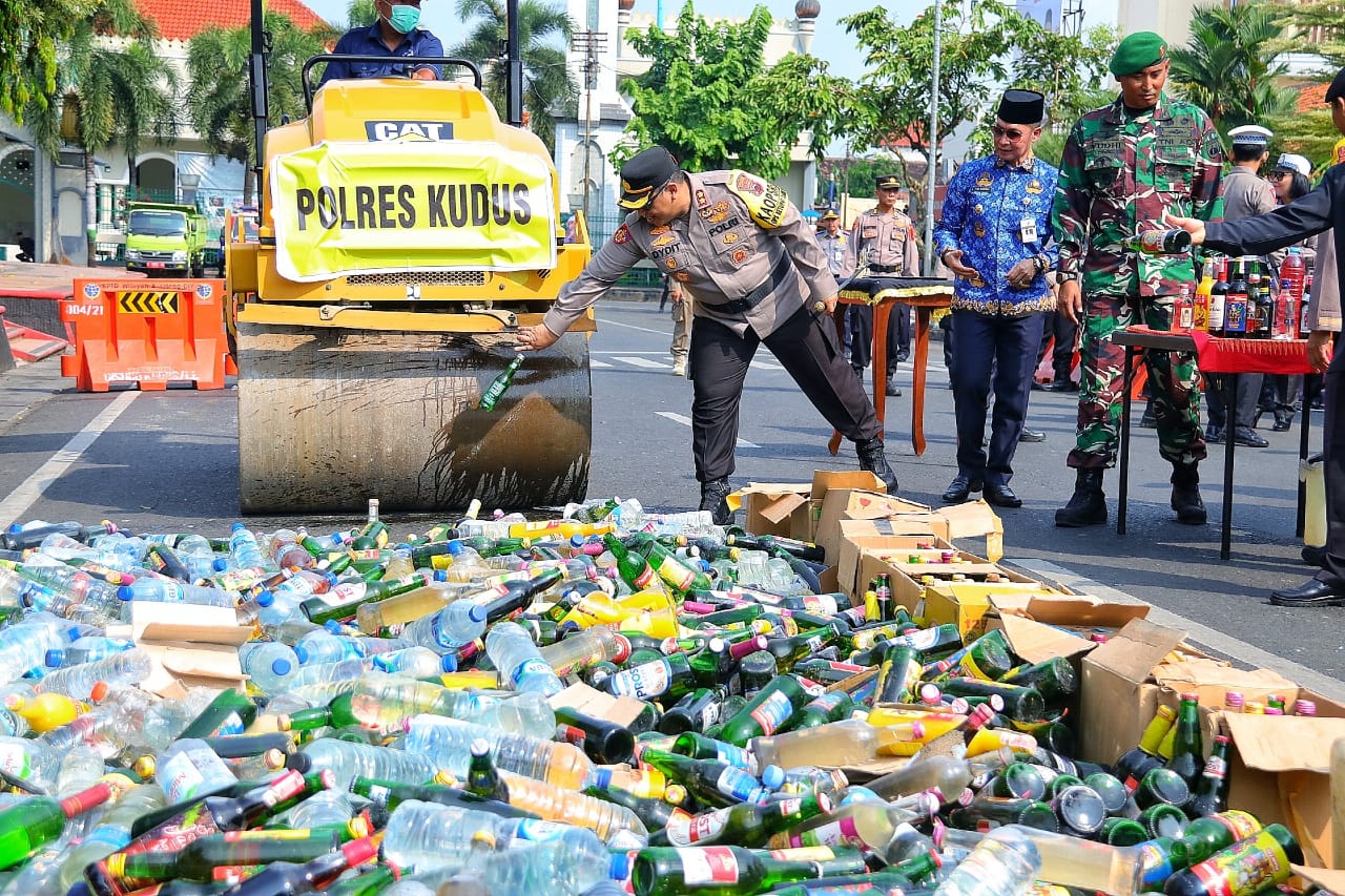 Hasil Razia, Kapolres Kudus Musnahkan Ribuan Miras