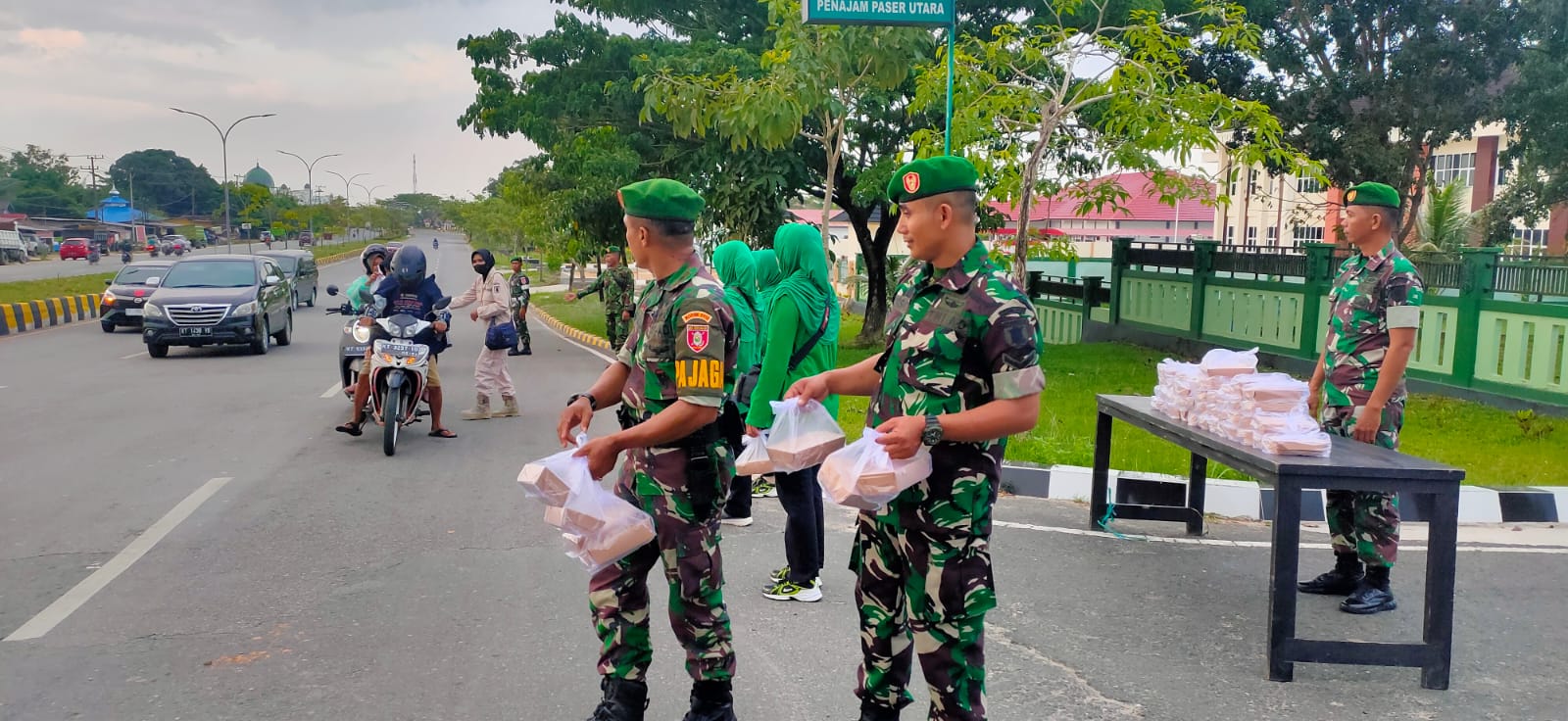 Indahnya Berbagi, Jelang Buka Puasa anggota Kodim 0913/PPU, PNS dan Persit Bagikan Takjil Gratis