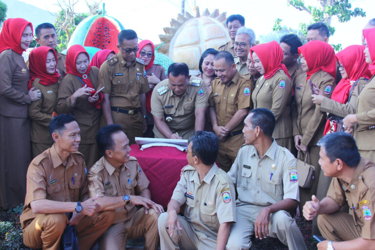 Bupati Lamsel Nanang Ermanto Resmikan Monumen Buah