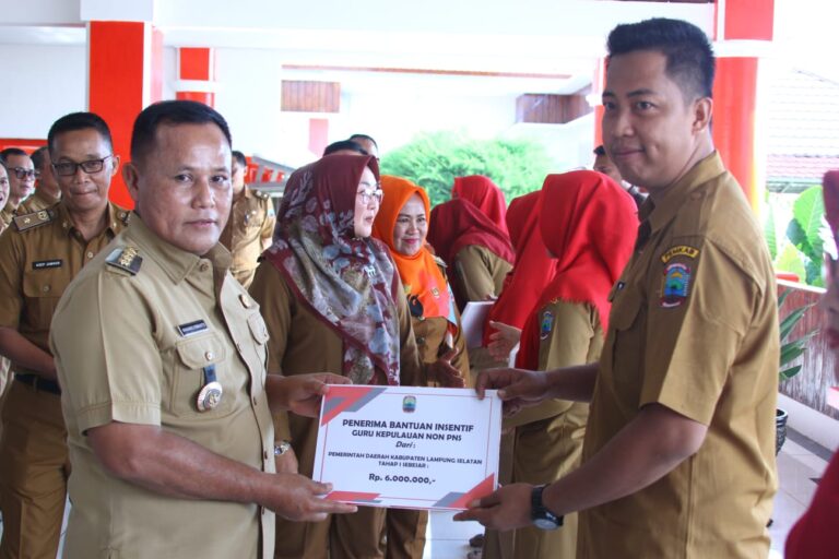 Ribuan Guru Honorer Terima Insentif