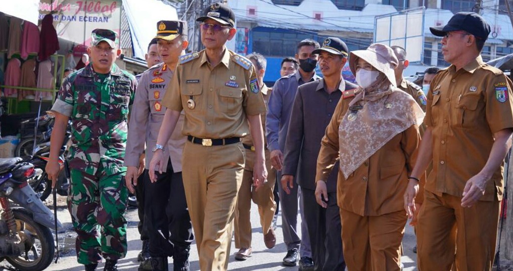 Pj Bupati Pringsewu Pantau Pos Pengamanan Arus Mudik dan Kesiapan Bahan Pokok di Pasar Tradisional