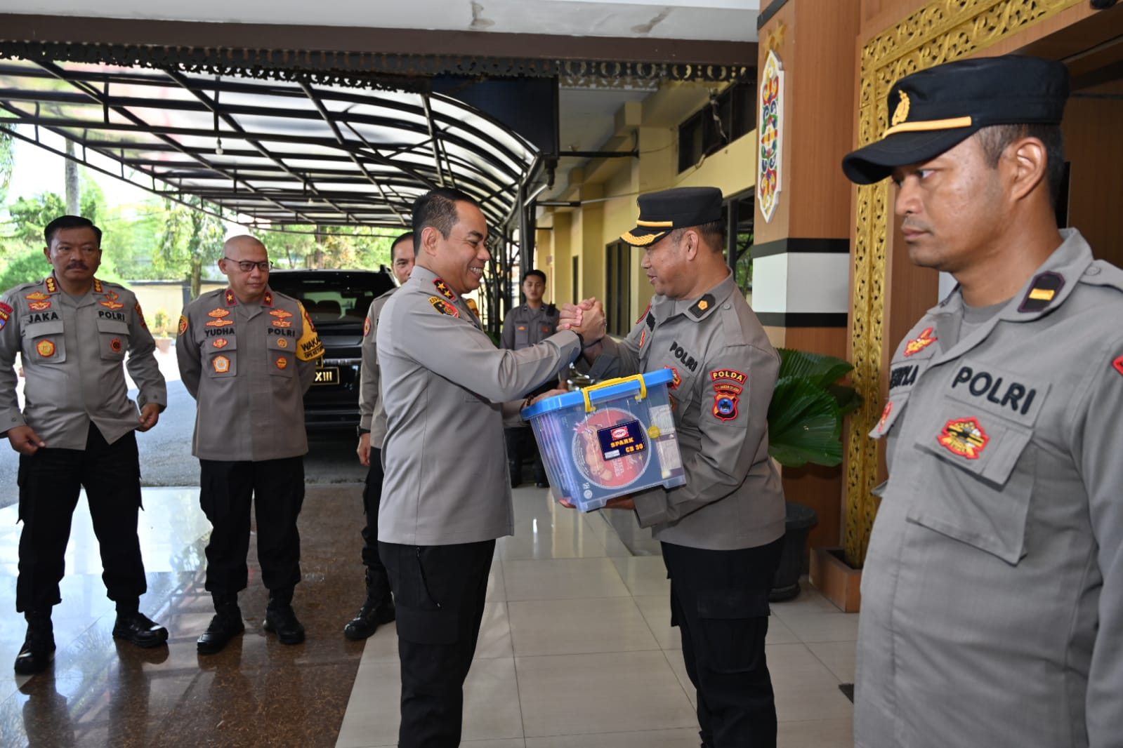 Terima Bingkisan Lebaran, Kapolda Kalsel Apresiasi Seluruh Anggota