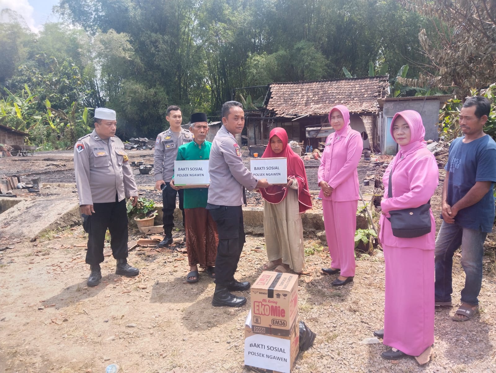 Gerak Cepat, Polres Blora Sektor Ngawen Salurkan Bantuan Korban Kebakaran