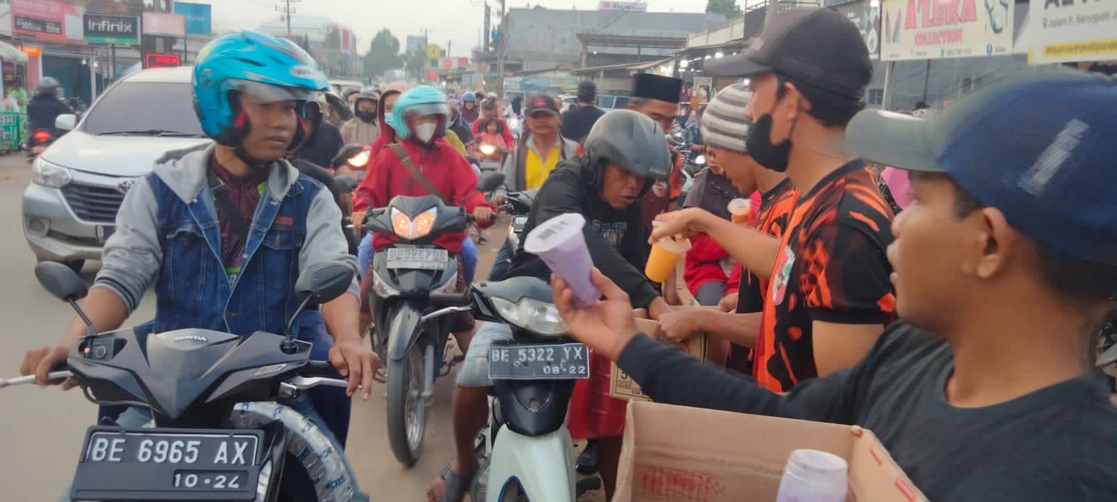 Diujung Bulan Ramadhan 1444 H, Pengurus Pemuda Pancasila Jatiagung Bagikan Ratusan Cup Takjil