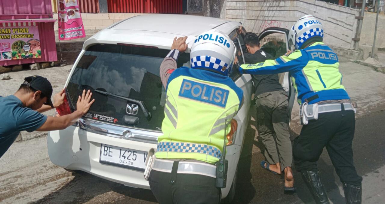 Satlantas Polres Pringsewu Urai Kemacetan,Dorong Mobil Pemudik Yang Mogok