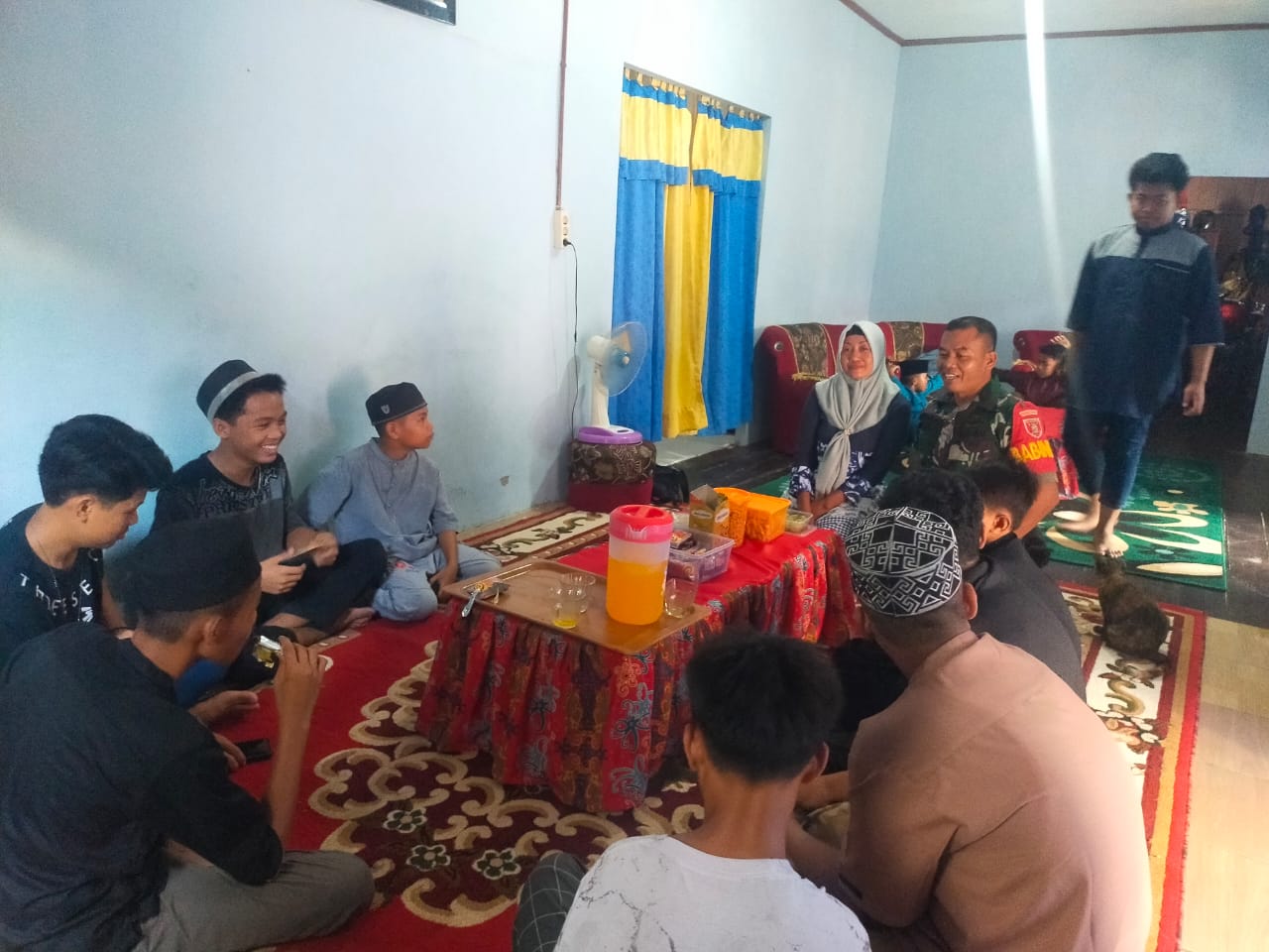 Manfaatkan Suasana Lebaran, Babinsa Penajam Sambangi Rumah Warga Binaan Jalin Komsos