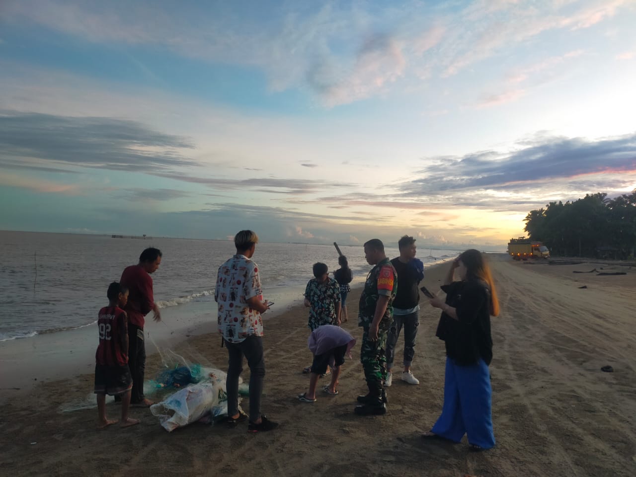 Indahnya Pantai Corong , Babinsa Penajam Ajak Komunikasi Sosial Pengunjung dan Nelayan