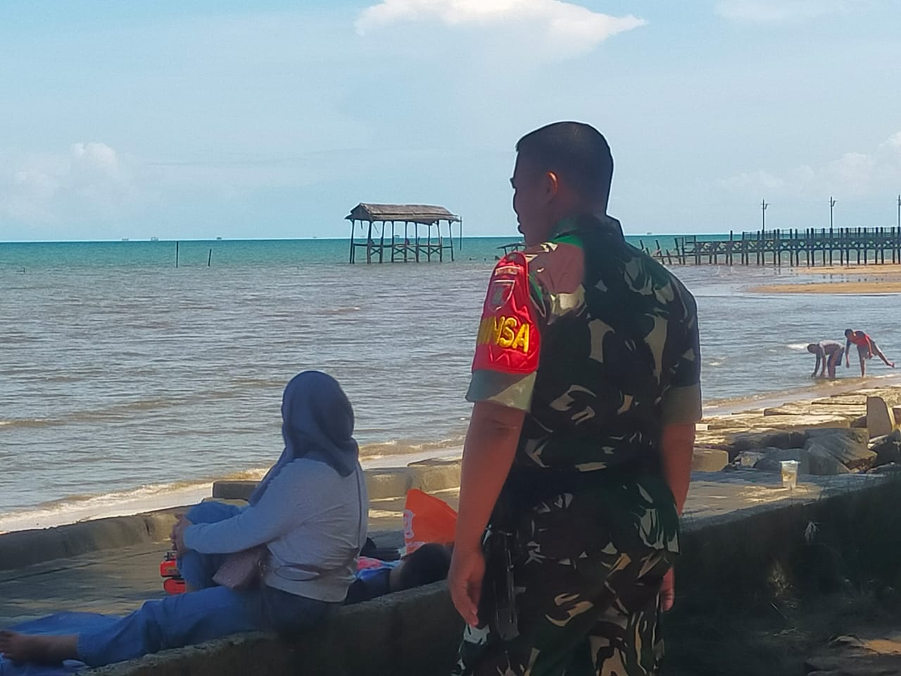 Yakinkan Aman Di Wilayah Binaan, Babinsa Tanjung Tengah Pantau Obyek Wisata Pasca Libur Lebaran
