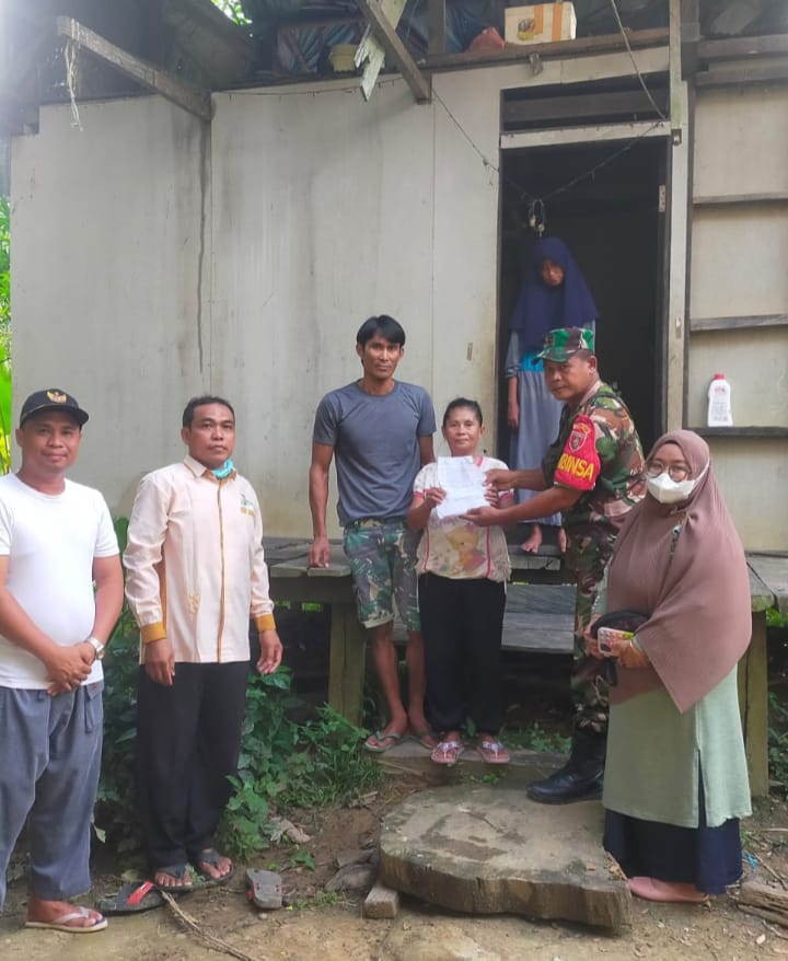 Babinsa Suka Raja Dampingi Baznas Dalam Pemberian Bansos Ke Warga Binaannya